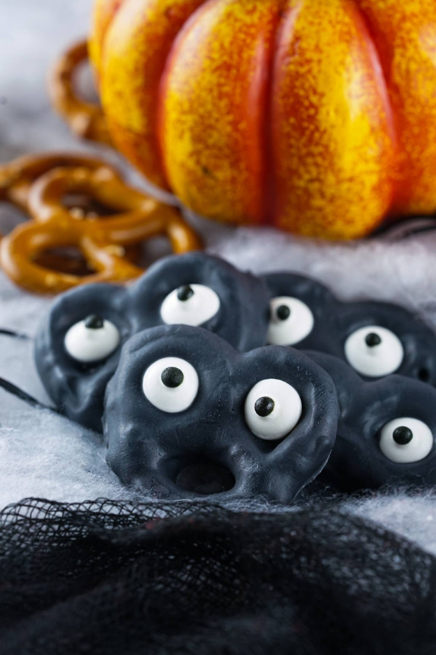 42 Halloween Snacks So Fun, Even Adults Will Race to the Snack Table 42 Halloween Snacks So Fun, Even Adults Will Race to the Snack Table