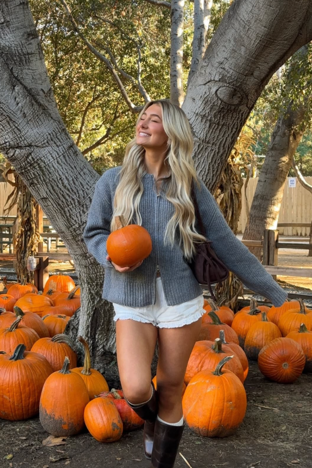 16 Pumpkin Patch Outfits That Belong in Your Favorite Fall Photo Dump 16 Pumpkin Patch Outfits That Belong in Your Favorite Fall Photo Dump