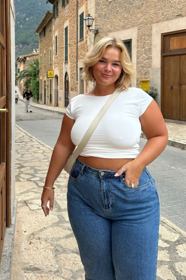 What to Wear If You're Petite With a Tummy (The Genius Styling Guide) What to Wear If You're Petite With a Tummy (The Genius Styling Guide)