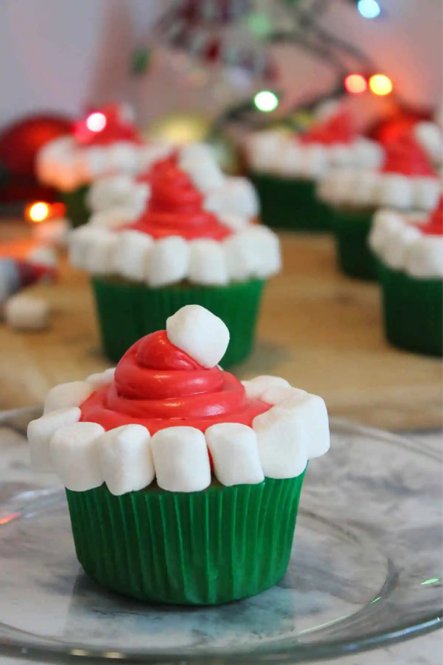 34 Christmas Cupcakes Everyone Will Be Snapping Photos Of Before Dessert 34 Christmas Cupcakes Everyone Will Be Snapping Photos Of Before Dessert