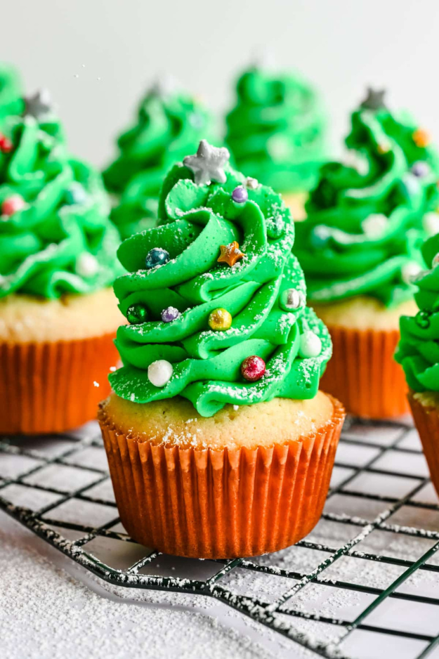 34 Christmas Cupcakes Everyone Will Be Snapping Photos Of Before Dessert 34 Christmas Cupcakes Everyone Will Be Snapping Photos Of Before Dessert