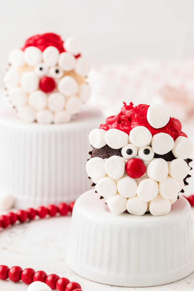 34 Christmas Cupcakes Everyone Will Be Snapping Photos Of Before Dessert 34 Christmas Cupcakes Everyone Will Be Snapping Photos Of Before Dessert