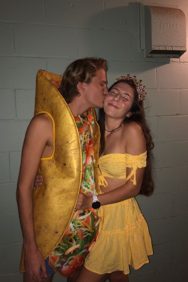 32 Cute Couple Halloween Costumes That’ll Win Every “Best Dressed” Vote 32 Cute Couple Halloween Costumes That’ll Win Every “Best Dressed” Vote