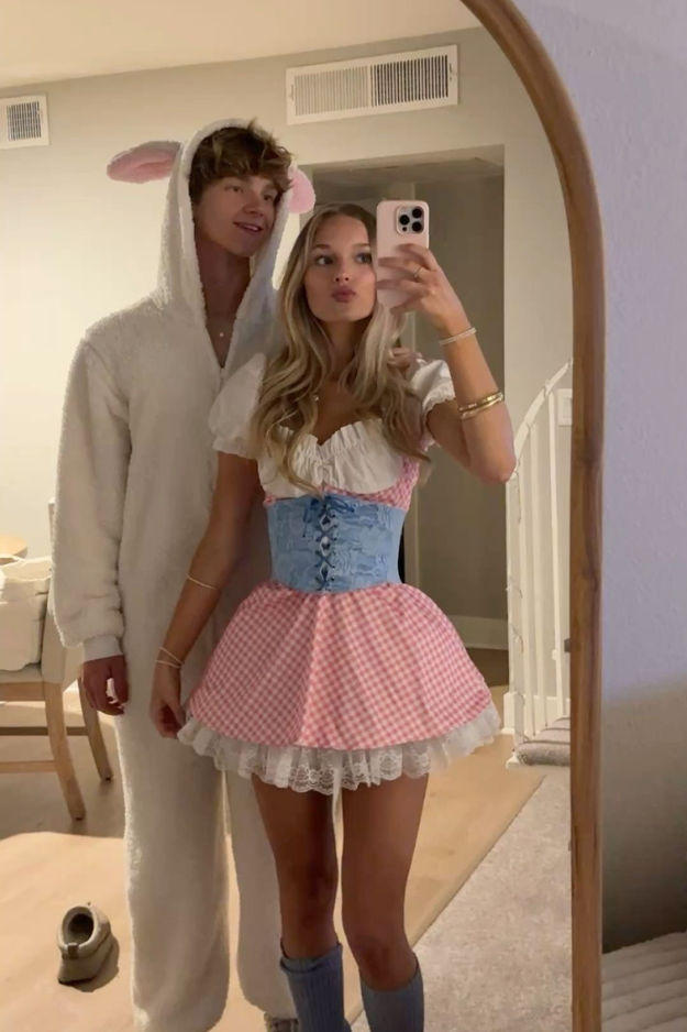 32 Cute Couple Halloween Costumes That’ll Win Every “Best Dressed” Vote 32 Cute Couple Halloween Costumes That’ll Win Every “Best Dressed” Vote