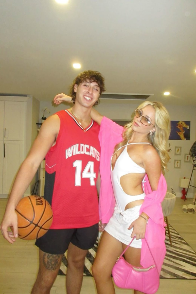32 Cute Couple Halloween Costumes That’ll Win Every “Best Dressed” Vote 32 Cute Couple Halloween Costumes That’ll Win Every “Best Dressed” Vote
