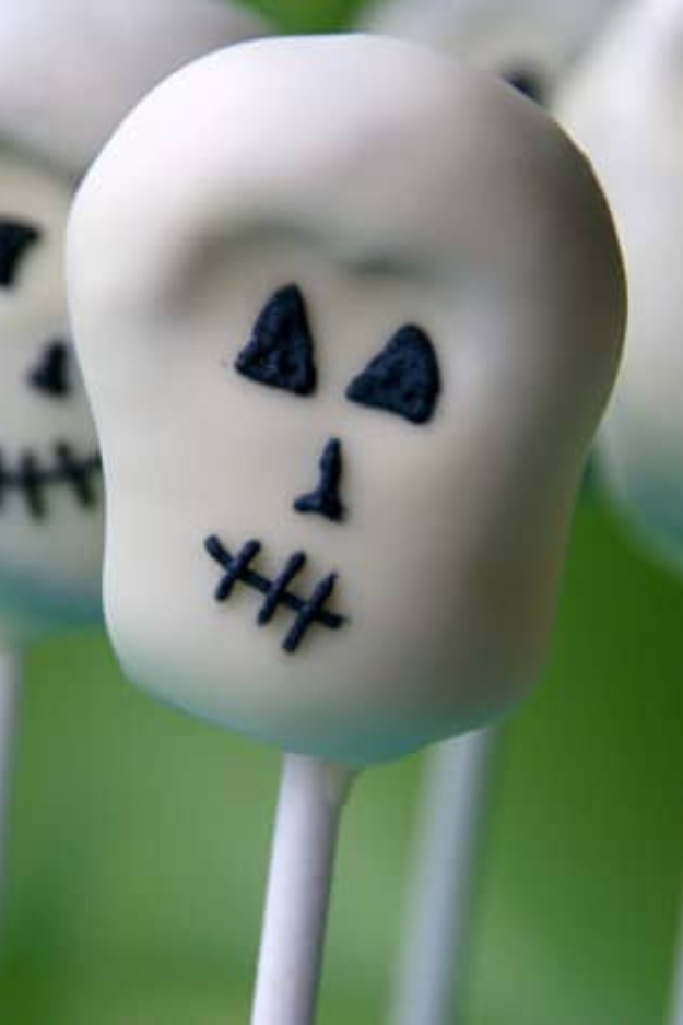 The Bite-Sized Halloween Cake Pops That Disappears Before the Party Even Starts The Bite-Sized Halloween Cake Pops That Disappears Before the Party Even Starts
