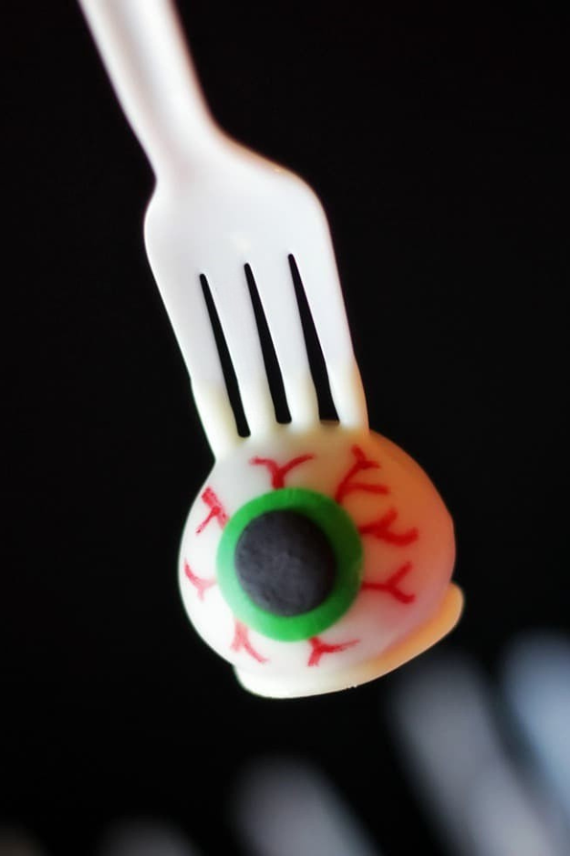 The Bite-Sized Halloween Cake Pops That Disappears Before the Party Even Starts The Bite-Sized Halloween Cake Pops That Disappears Before the Party Even Starts