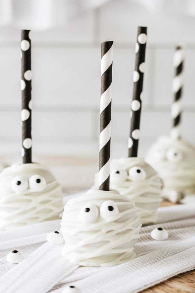 The Bite-Sized Halloween Cake Pops That Disappears Before the Party Even Starts The Bite-Sized Halloween Cake Pops That Disappears Before the Party Even Starts