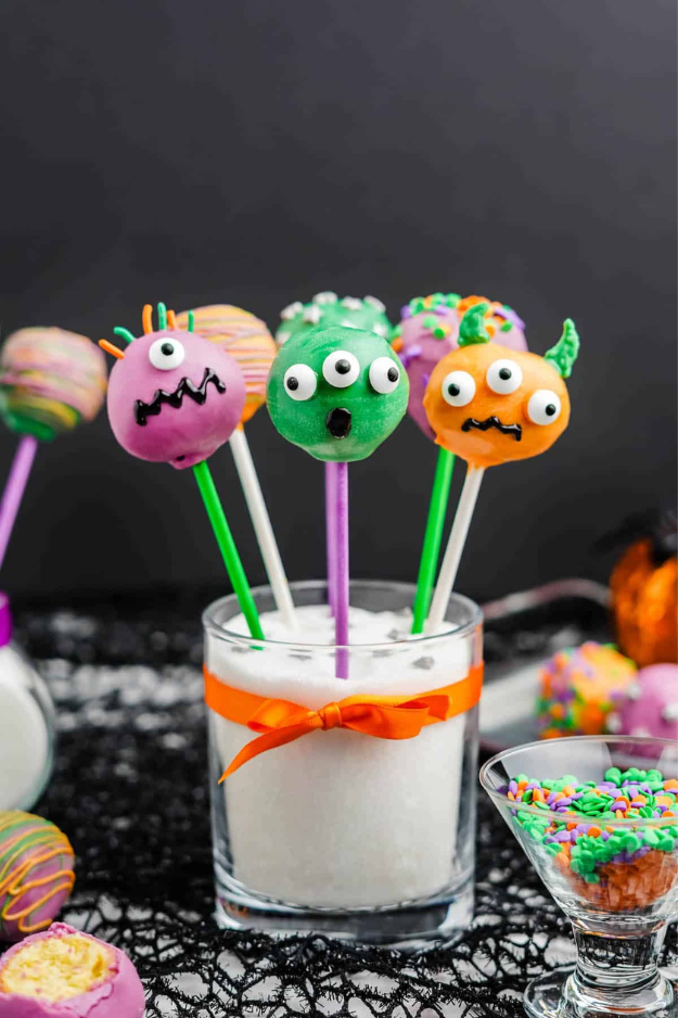 The Bite-Sized Halloween Cake Pops That Disappears Before the Party Even Starts The Bite-Sized Halloween Cake Pops That Disappears Before the Party Even Starts
