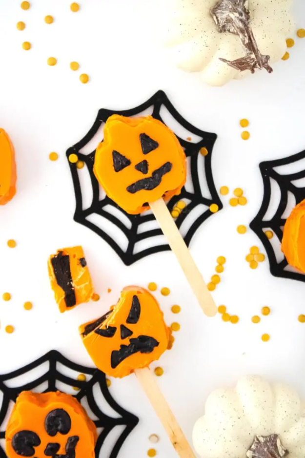 The Bite-Sized Halloween Cake Pops That Disappears Before the Party Even Starts The Bite-Sized Halloween Cake Pops That Disappears Before the Party Even Starts