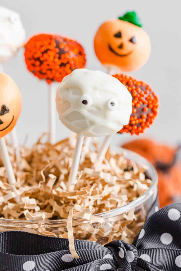 The Bite-Sized Halloween Cake Pops That Disappears Before the Party Even Starts The Bite-Sized Halloween Cake Pops That Disappears Before the Party Even Starts