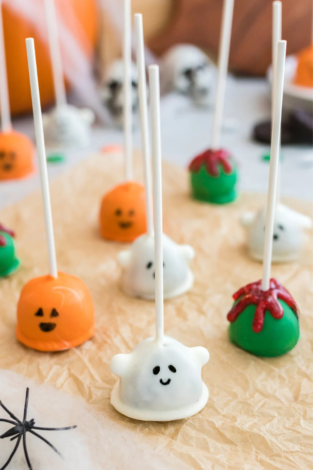 The Bite-Sized Halloween Cake Pops That Disappears Before the Party Even Starts The Bite-Sized Halloween Cake Pops That Disappears Before the Party Even Starts