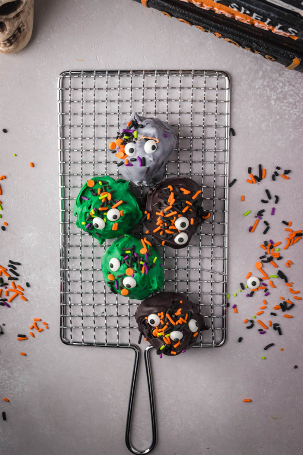 The Bite-Sized Halloween Cake Pops That Disappears Before the Party Even Starts The Bite-Sized Halloween Cake Pops That Disappears Before the Party Even Starts