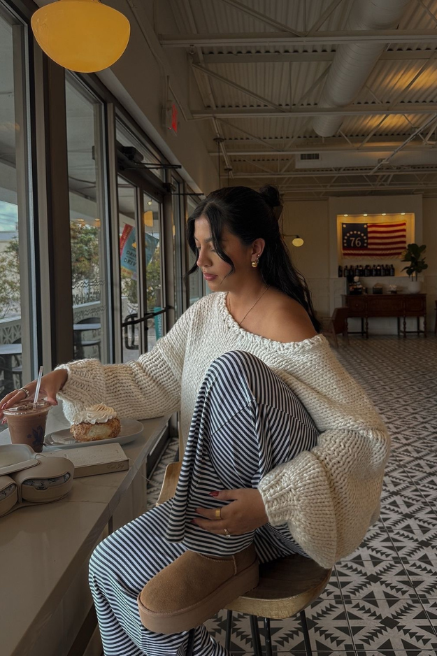 How to Style an Oversized Sweater Without Looking Swallowed by It How to Style an Oversized Sweater Without Looking Swallowed by It