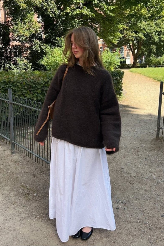 How to Style an Oversized Sweater Without Looking Swallowed by It How to Style an Oversized Sweater Without Looking Swallowed by It