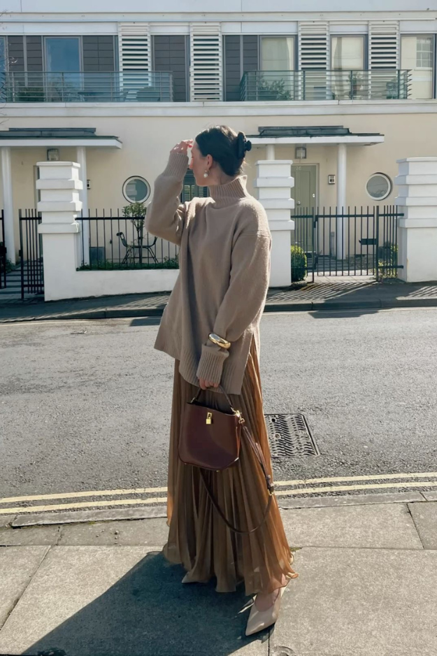 How to Style an Oversized Sweater Without Looking Swallowed by It How to Style an Oversized Sweater Without Looking Swallowed by It