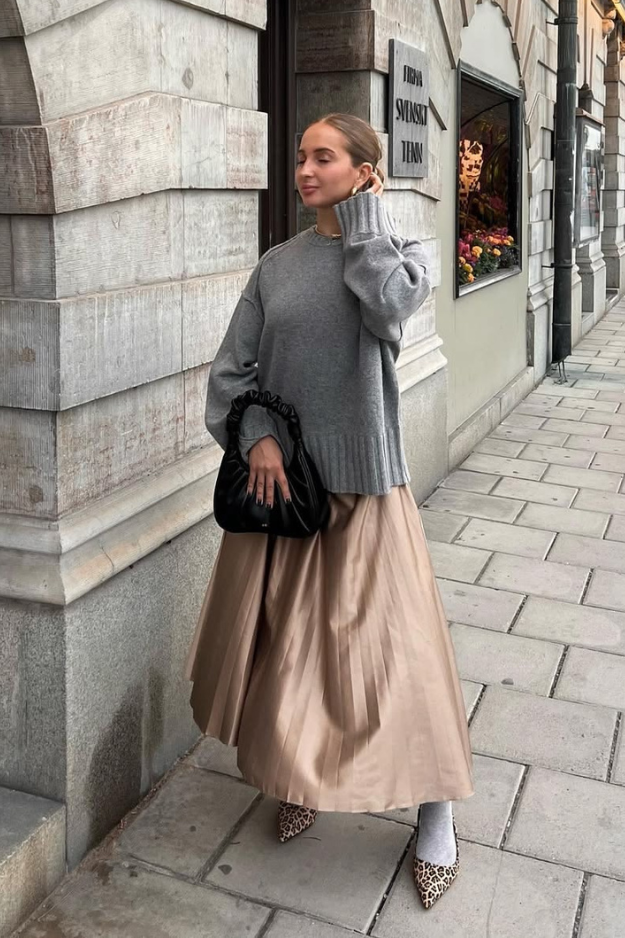 How to Style an Oversized Sweater Without Looking Swallowed by It How to Style an Oversized Sweater Without Looking Swallowed by It
