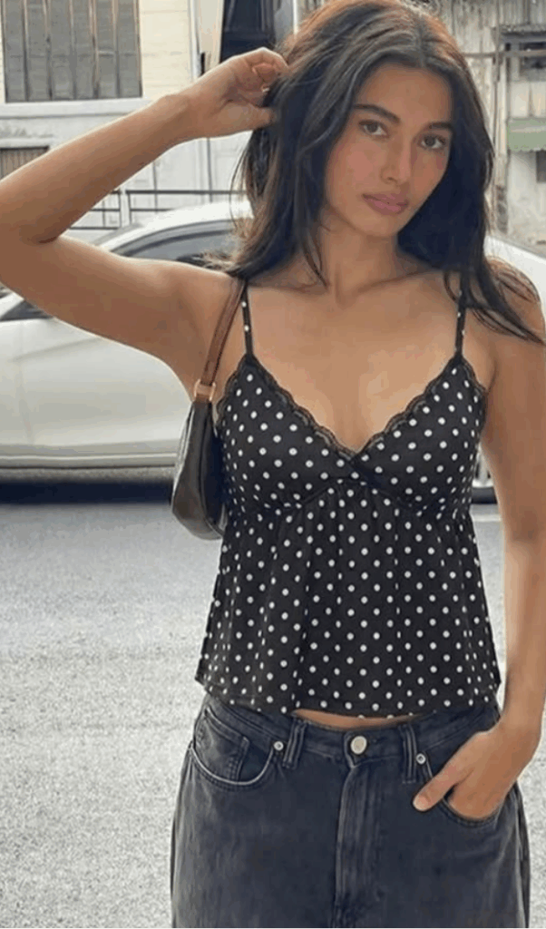 What to Wear If You're Flat-Chested (The Outfit Tricks That Change Everything) What to Wear If You're Flat-Chested (The Outfit Tricks That Change Everything)