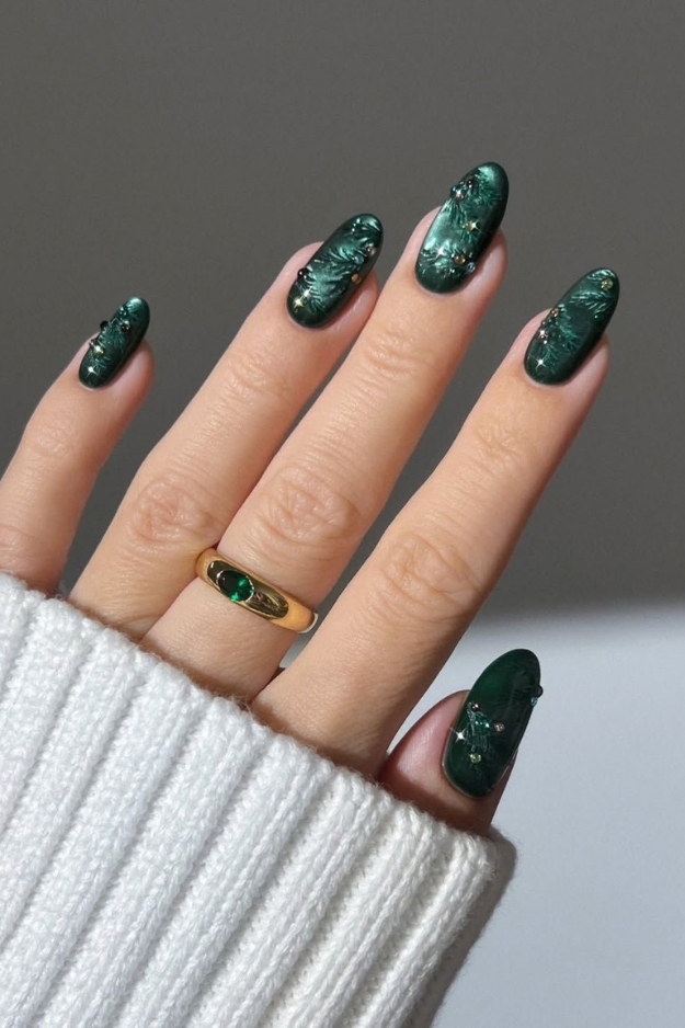 19 Green Christmas Nails to Save Before Your December Appointment 19 Green Christmas Nails to Save Before Your December Appointment