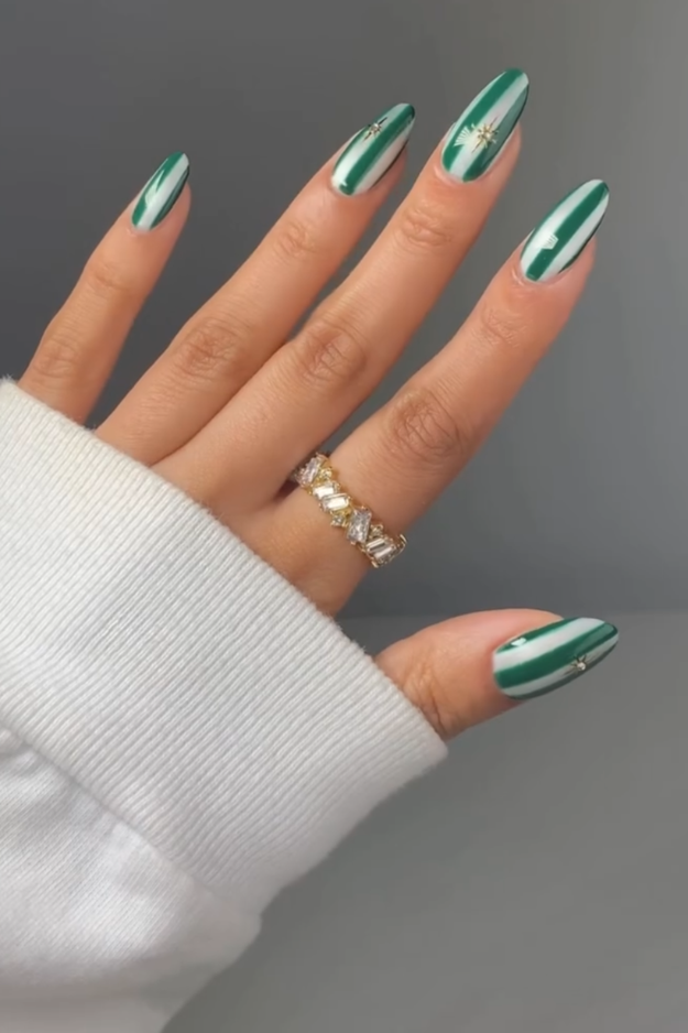19 Green Christmas Nails to Save Before Your December Appointment 19 Green Christmas Nails to Save Before Your December Appointment