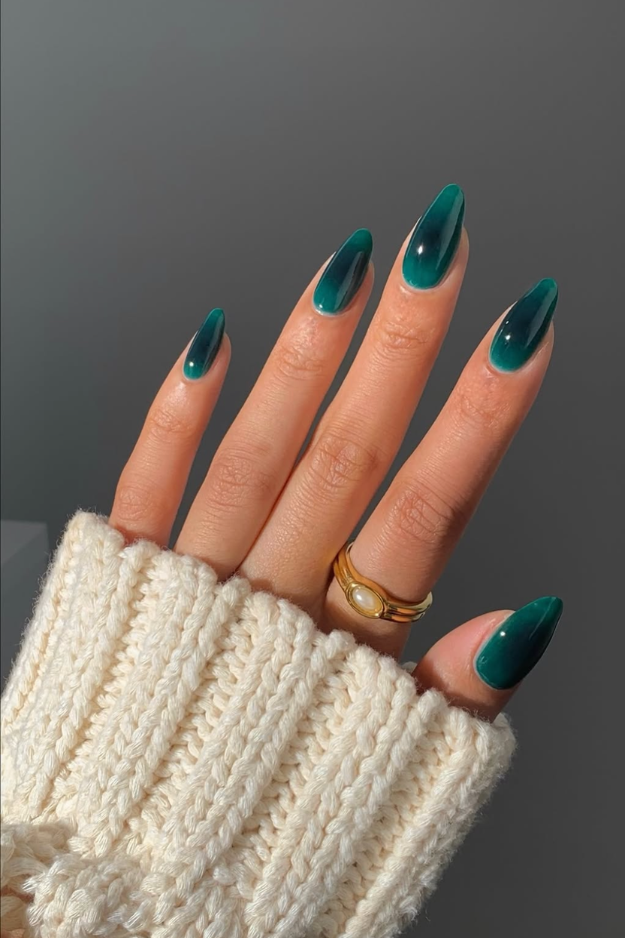 19 Green Christmas Nails to Save Before Your December Appointment 19 Green Christmas Nails to Save Before Your December Appointment