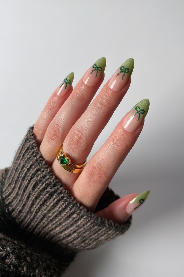 19 Green Christmas Nails to Save Before Your December Appointment 19 Green Christmas Nails to Save Before Your December Appointment