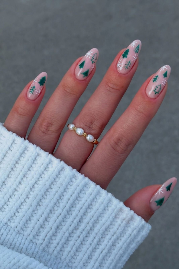 19 Green Christmas Nails to Save Before Your December Appointment 19 Green Christmas Nails to Save Before Your December Appointment