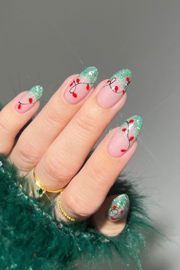 19 Green Christmas Nails to Save Before Your December Appointment 19 Green Christmas Nails to Save Before Your December Appointment