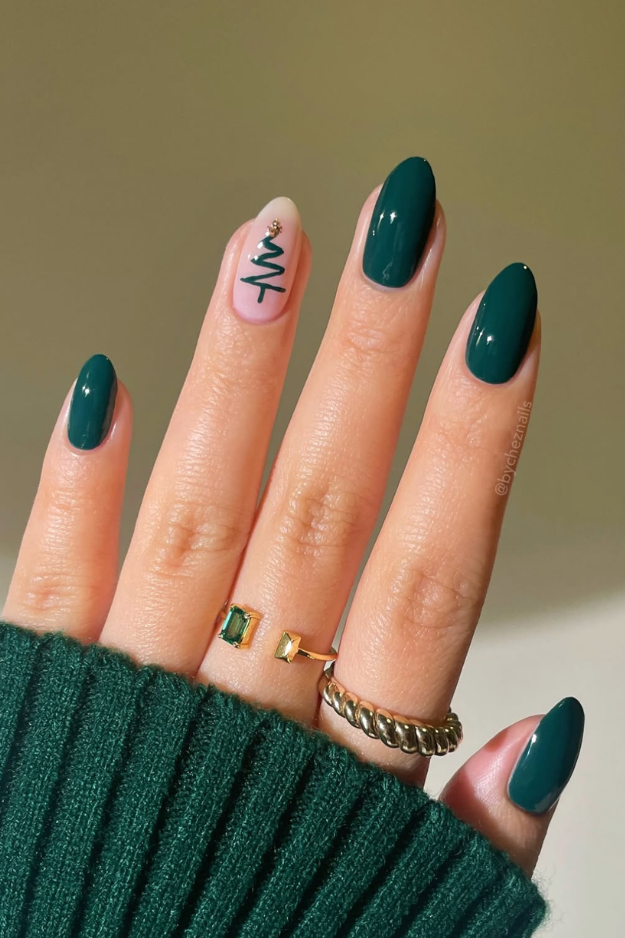 19 Green Christmas Nails to Save Before Your December Appointment 19 Green Christmas Nails to Save Before Your December Appointment