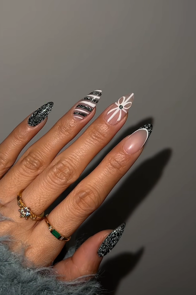 19 Green Christmas Nails to Save Before Your December Appointment 19 Green Christmas Nails to Save Before Your December Appointment