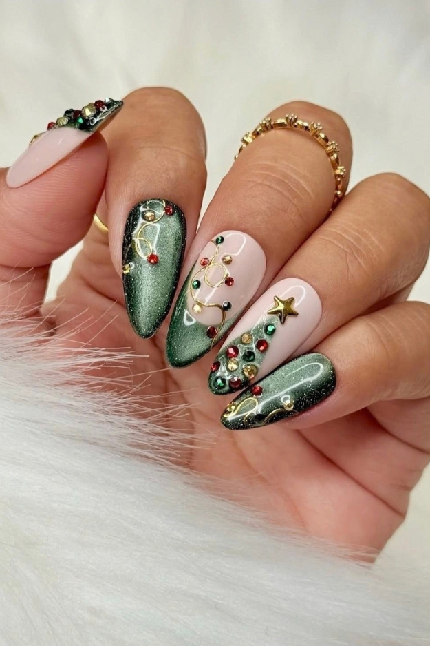 19 Green Christmas Nails to Save Before Your December Appointment 19 Green Christmas Nails to Save Before Your December Appointment