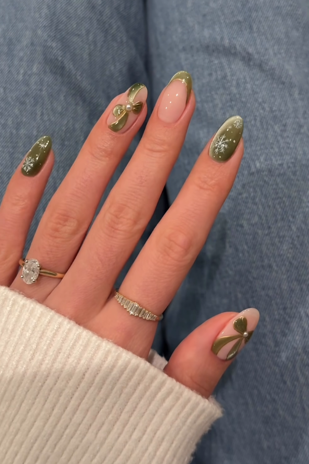 19 Green Christmas Nails to Save Before Your December Appointment 19 Green Christmas Nails to Save Before Your December Appointment