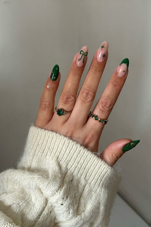 19 Green Christmas Nails to Save Before Your December Appointment 19 Green Christmas Nails to Save Before Your December Appointment