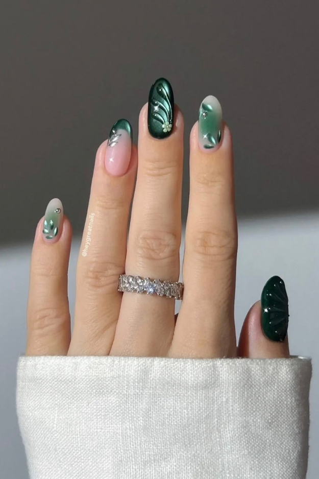 19 Green Christmas Nails to Save Before Your December Appointment 19 Green Christmas Nails to Save Before Your December Appointment