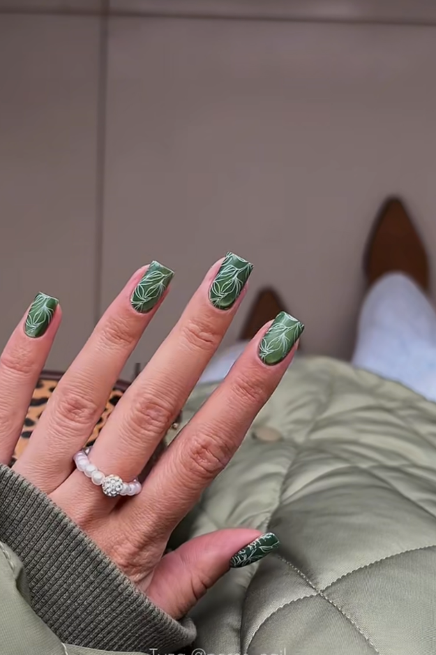 19 Green Christmas Nails to Save Before Your December Appointment 19 Green Christmas Nails to Save Before Your December Appointment