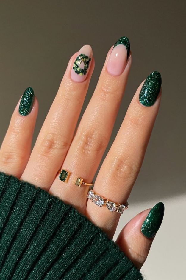 19 Green Christmas Nails to Save Before Your December Appointment 19 Green Christmas Nails to Save Before Your December Appointment