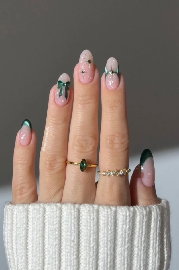 19 Green Christmas Nails to Save Before Your December Appointment 19 Green Christmas Nails to Save Before Your December Appointment