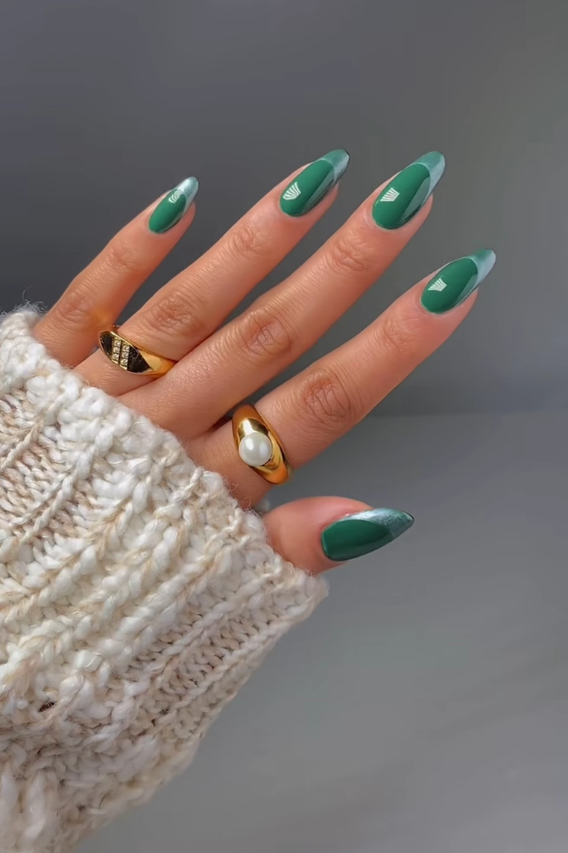 19 Green Christmas Nails to Save Before Your December Appointment 19 Green Christmas Nails to Save Before Your December Appointment