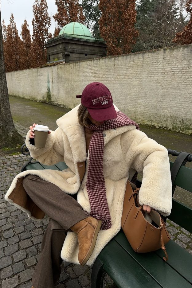 26 Paris Winter Outfits That Look Like They Belong on a French It-Girl 26 Paris Winter Outfits That Look Like They Belong on a French It-Girl