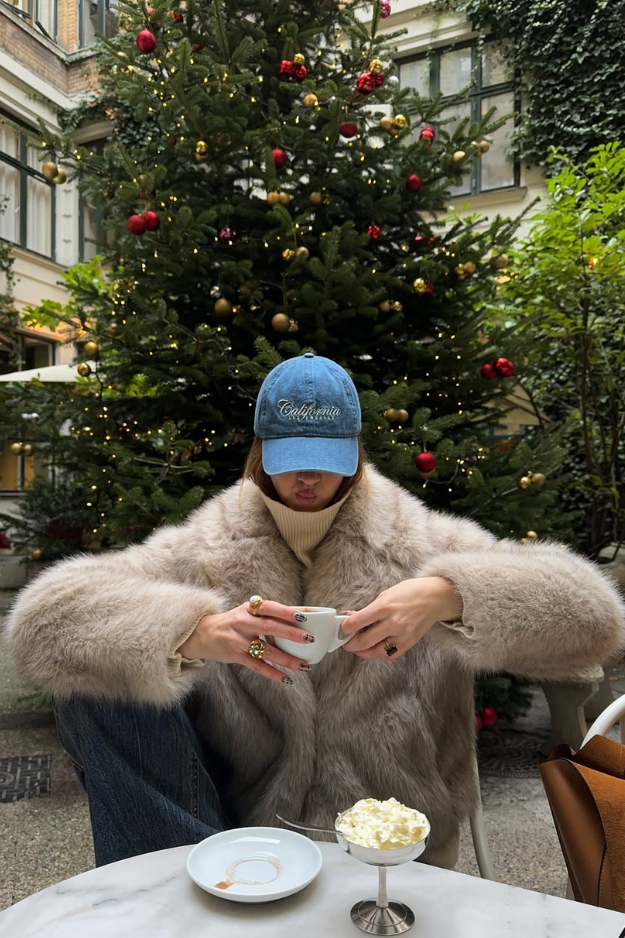 26 Paris Winter Outfits That Look Like They Belong on a French It-Girl 26 Paris Winter Outfits That Look Like They Belong on a French It-Girl