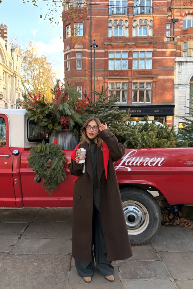 26 Paris Winter Outfits That Look Like They Belong on a French It-Girl 26 Paris Winter Outfits That Look Like They Belong on a French It-Girl