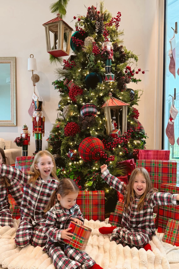 17 Classy Ralph Lauren Christmas Tree Ideas That Look Straight Out of a Luxury Holiday Home 17 Classy Ralph Lauren Christmas Tree Ideas That Look Straight Out of a Luxury Holiday Home