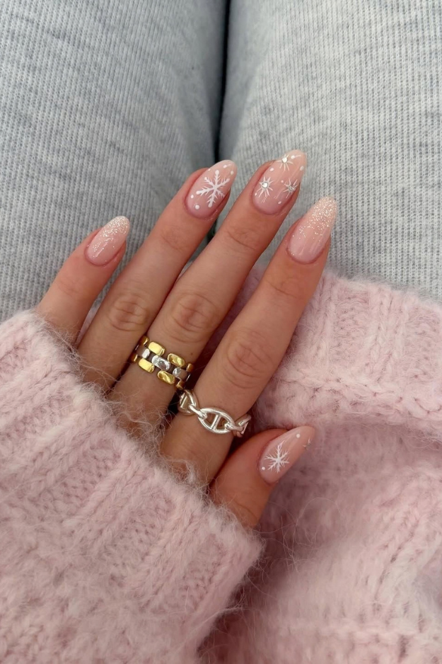 17 Christmas Winter Nails Worth Screenshotting Before Your December Appointment 17 Christmas Winter Nails Worth Screenshotting Before Your December Appointment