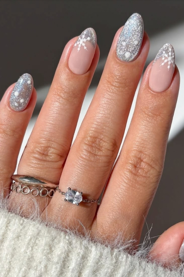 17 Christmas Winter Nails Worth Screenshotting Before Your December Appointment 17 Christmas Winter Nails Worth Screenshotting Before Your December Appointment