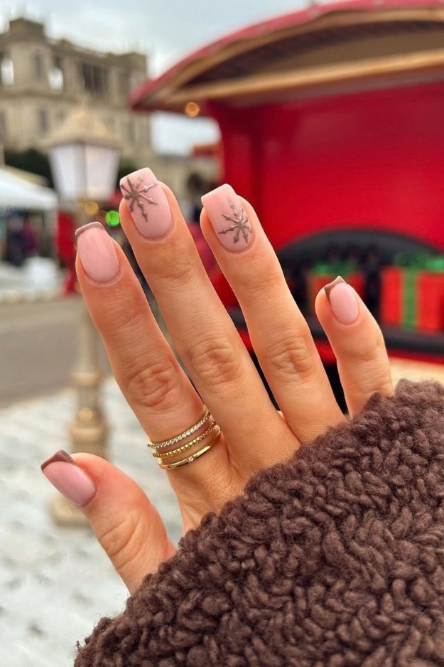 17 Christmas Winter Nails Worth Screenshotting Before Your December Appointment 17 Christmas Winter Nails Worth Screenshotting Before Your December Appointment