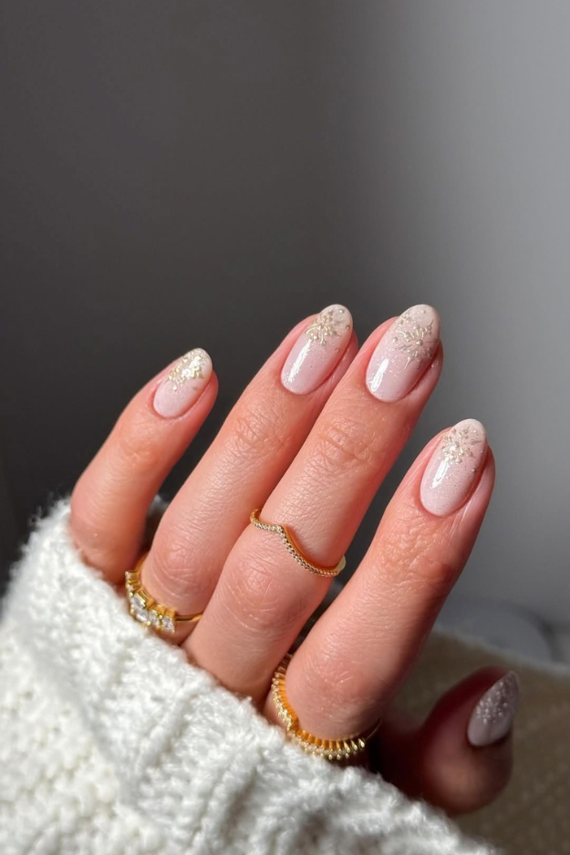 17 Christmas Winter Nails Worth Screenshotting Before Your December Appointment 17 Christmas Winter Nails Worth Screenshotting Before Your December Appointment
